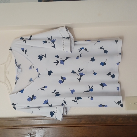 Liz Claiborne Short Sleeve V Neck Floral Patterned Career Top.  Size Lar… - Picture 2 of 6
